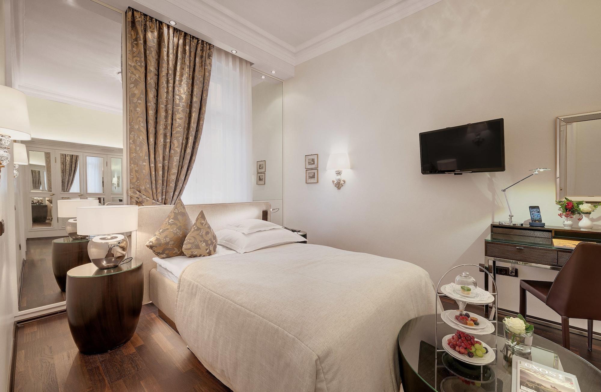 Hotel Europaeischer Hof Heidelberg, Bestes Hotel Deutschlands In Historischer Architektur Ngoại thất bức ảnh A room at the hotel