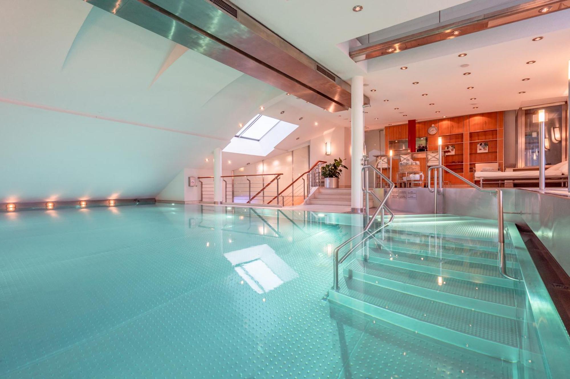 Hotel Europaeischer Hof Heidelberg, Bestes Hotel Deutschlands In Historischer Architektur Ngoại thất bức ảnh The swimming pool